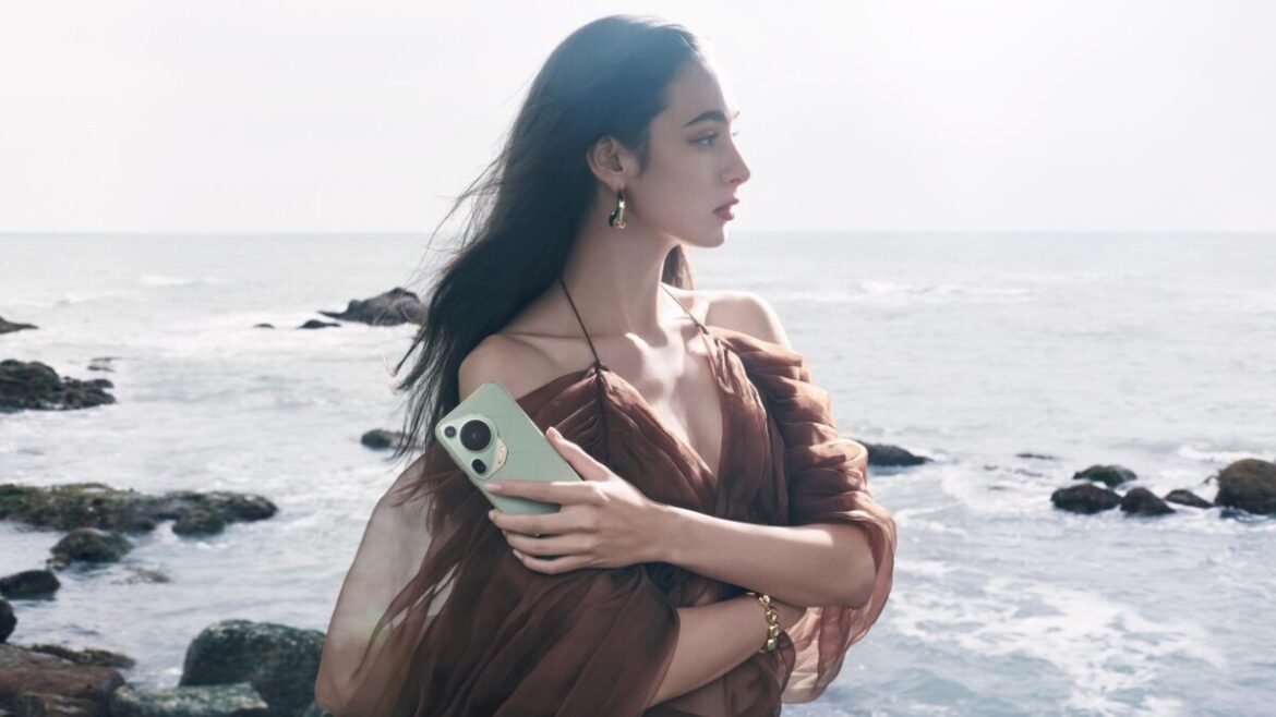 Pura 70 Ultra_Product_Creative lifestyle shot (4)