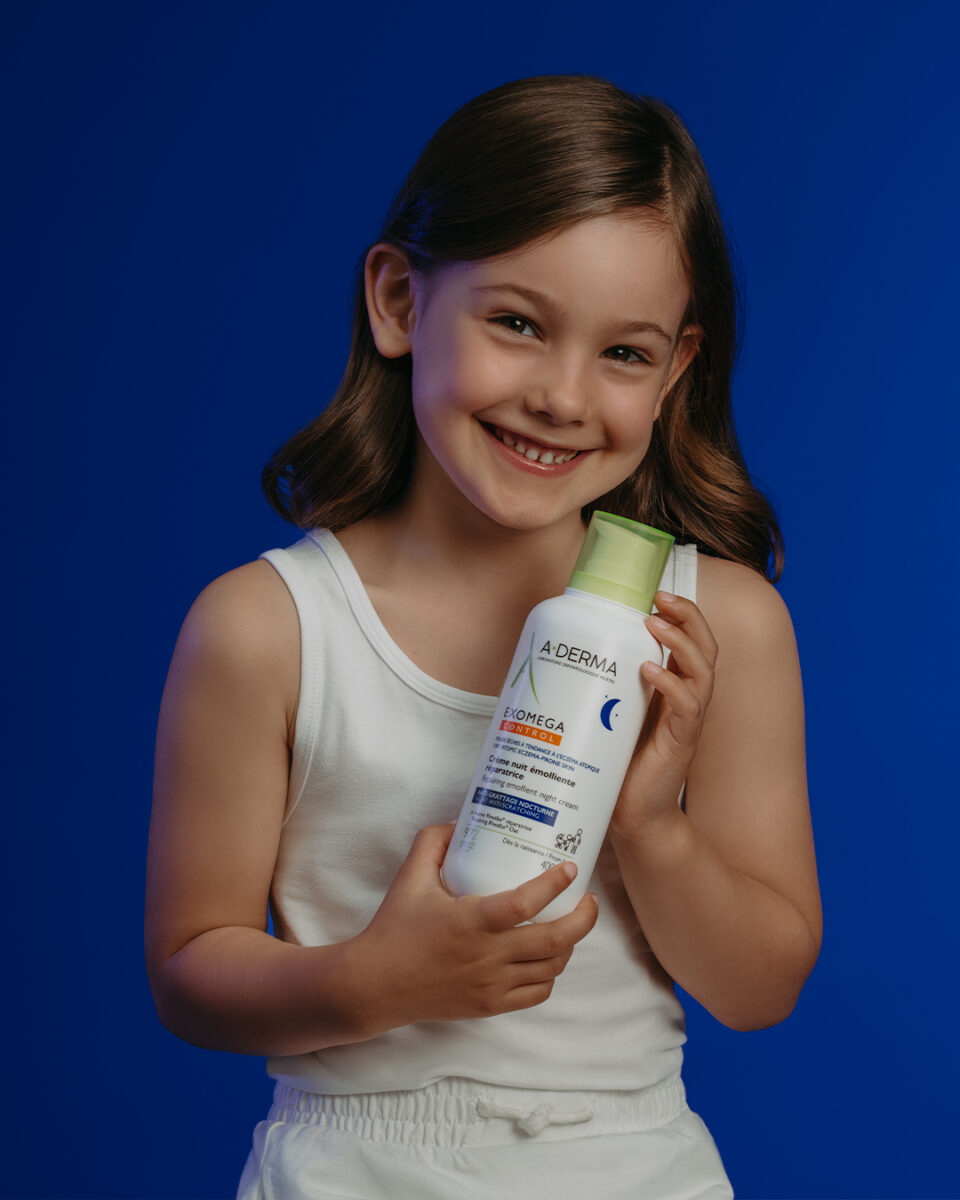ad_exomega-control_night-cream_400ml_kit master_model _ product_4-5_09.2024